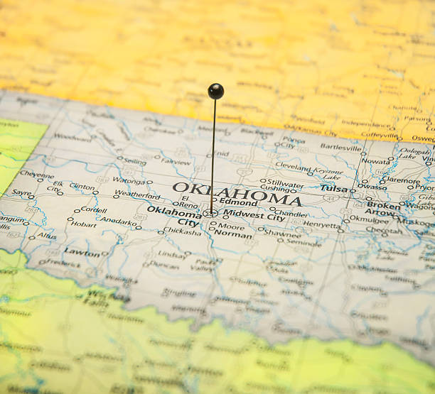 viaje mapa de carretera de la ciudad de oklahoma y detalle mapa de pin - oklahoma tulsa map cartography fotografías e imágenes de stock