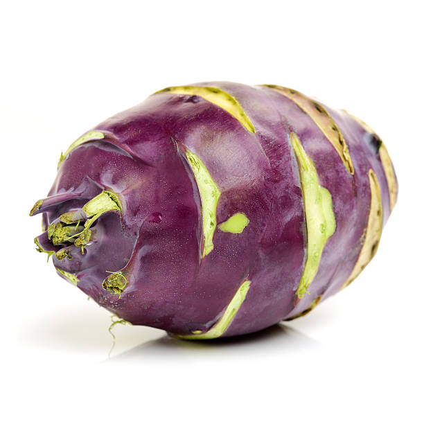 púrpura kohlrabies - kohlrabi turnip kohlrabies cabbage fotografías e imágenes de stock