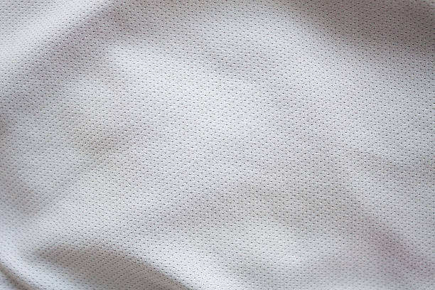 gros plan tourné du blanc texturé maillot de football - jersey en matière textile photos et images de collection