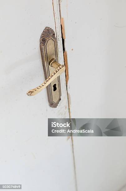 金属製ハンドルに古い木製のドア - アクセスしやすいのストックフォトや画像を多数ご用意 - アクセスしやすい, ドア, 保安
