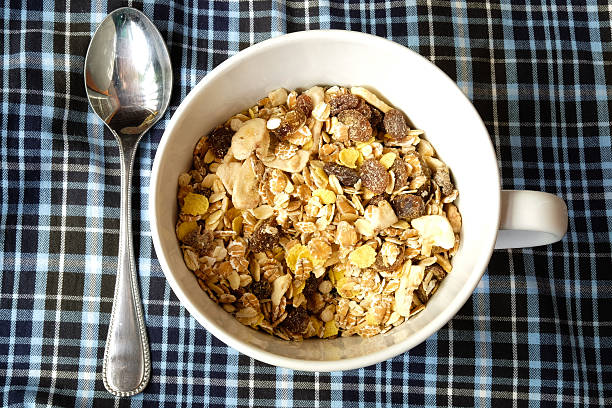 müsli - oatmeal porridge oat raisin stock-fotos und bilder