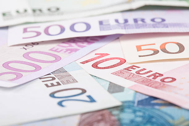 gros plan des billets en euros - five euro banknote european union currency number 5 paper currency photos et images de collection