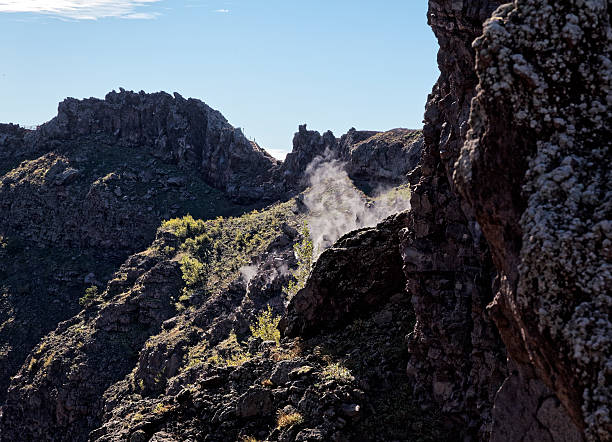 vesúvio fumarolas - volcano fumarole stone vulcanology - fotografias e filmes do acervo