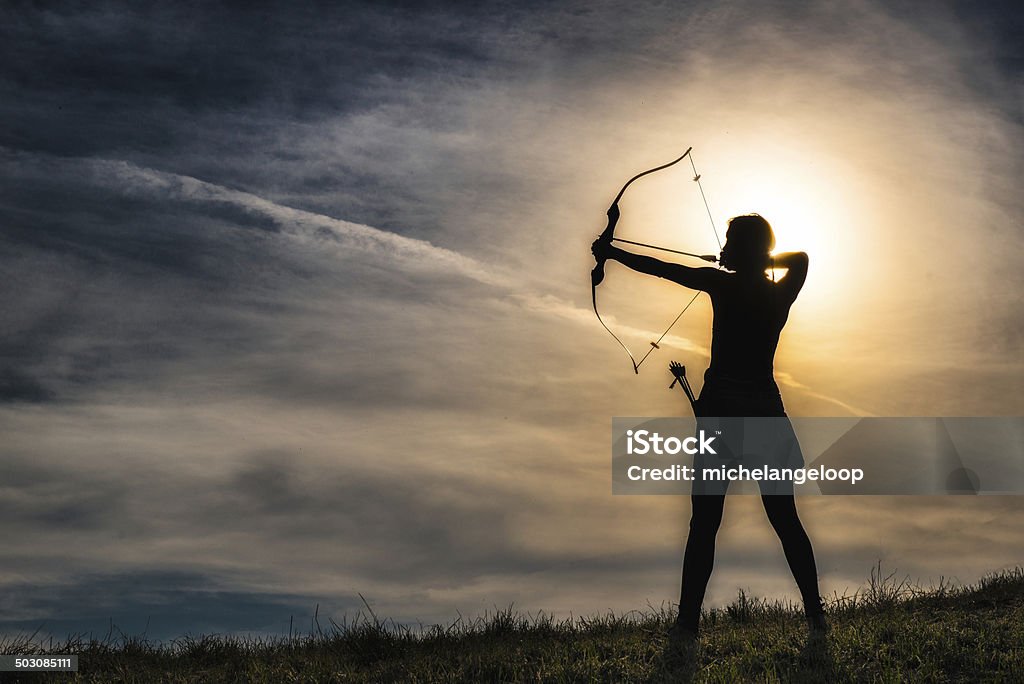 Chica con arco - Foto de stock de Tiro con arco libre de derechos