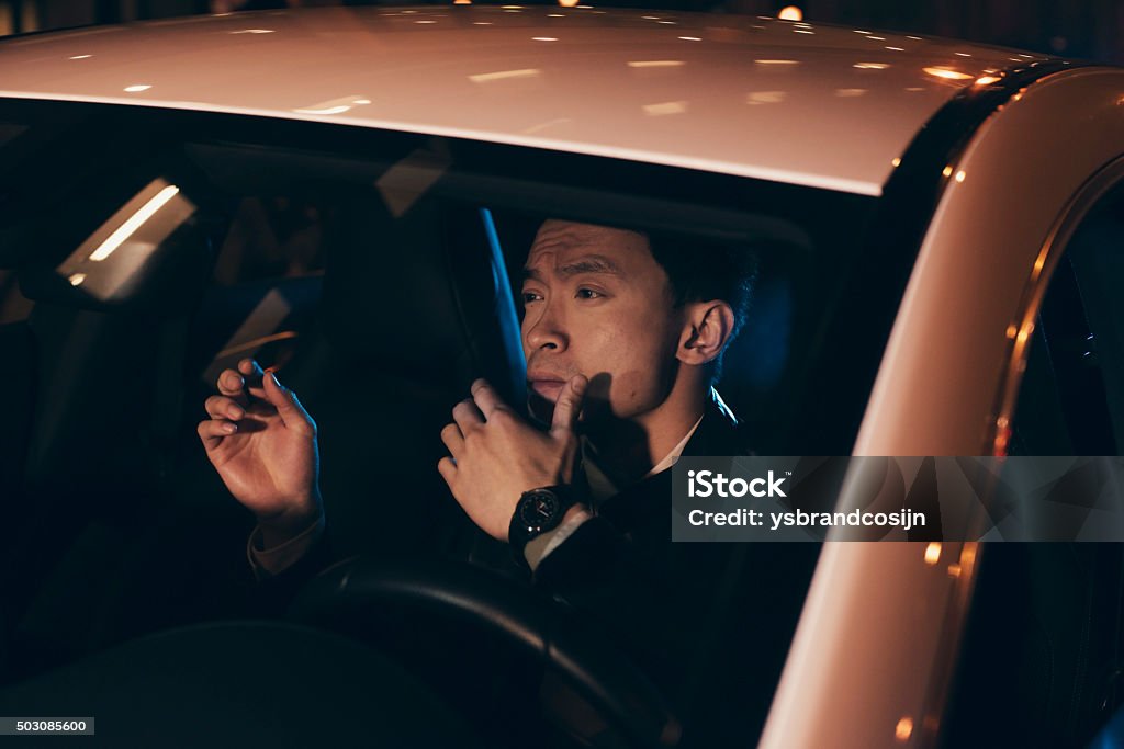 Homem asiático no carro à noite. - Royalty-free Adolescência Foto de stock Homem asiático no carro à noite. - Royalty-free Adolescência Foto de stock