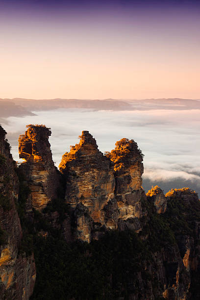 blue mountains, le three sisters (lever du soleil) - blue mountains national park photos et images de collection