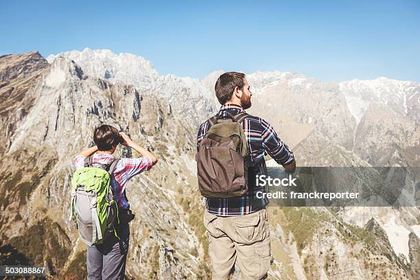 Esperando En Las Montañas Foto de stock y más banco de imágenes de 20 a 29 años - 20 a 29 años, Adulto, Adulto joven