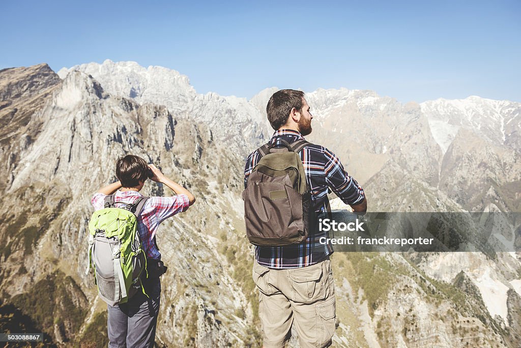 Avant sur la montagne - Photo de Admirer le paysage libre de droits