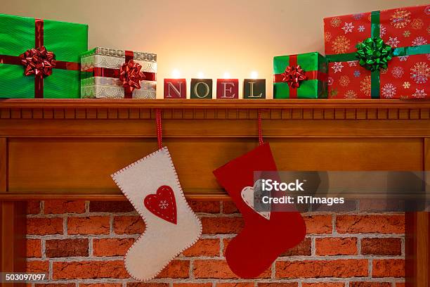 Meias De Natal Na Mantlepiece - Fotografias de stock e mais imagens de Lareira - Lareira, Meia de Natal, Abaixo