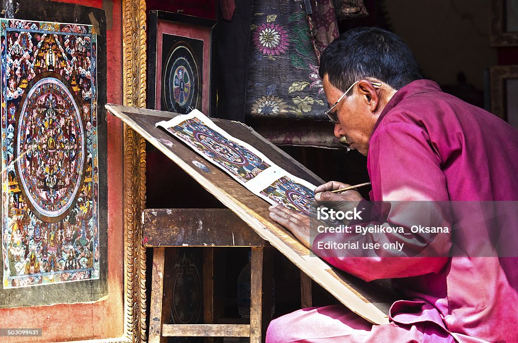 Nepalese artista pittura tradizionale mandala Crea - Foto stock royalty-free di Mandala