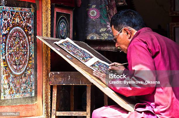 Nepalese Artista Pittura Tradizionale Mandala Crea - Fotografie stock e altre immagini di Mandala - Mandala, Abilità, Adulto