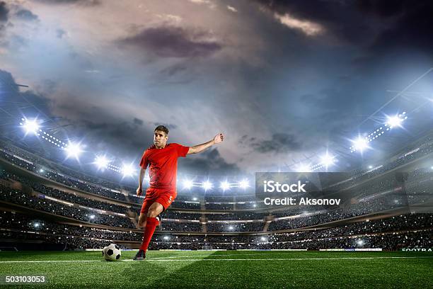 Footballspieler Stockfoto und mehr Bilder von Fußballspieler - Fußballspieler, Rot, Fußball