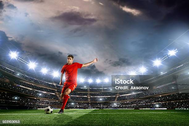 Foto de Jogador De Futebol e mais fotos de stock de Jogador de Futebol - Jogador de Futebol, Vermelho, Futebol
