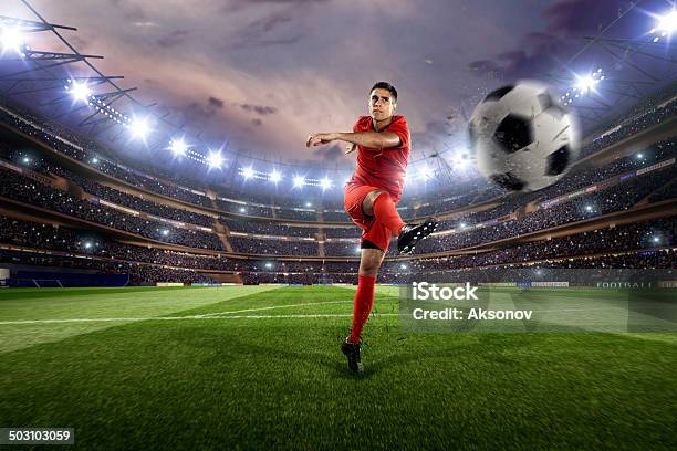 Foto de Jogador De Futebol e mais fotos de stock de Futebol - Futebol, Bola de Futebol, Estádio