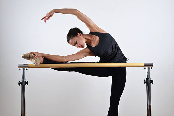 танцор streching на станок - ballet people dancing human foot стоковые фото и изображения