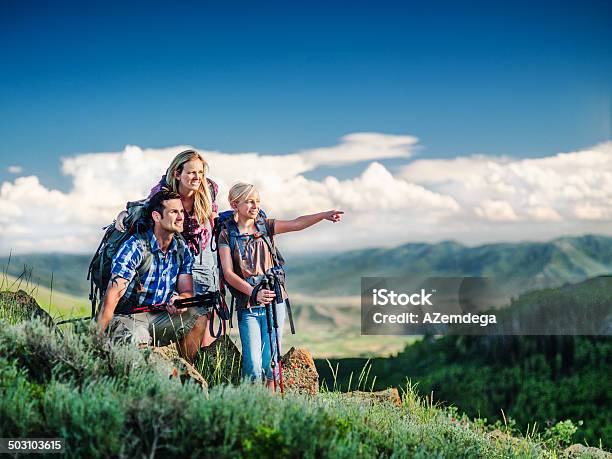 Familie Wandern Stockfoto und mehr Bilder von Berg - Berg, Camping, Abenteuer