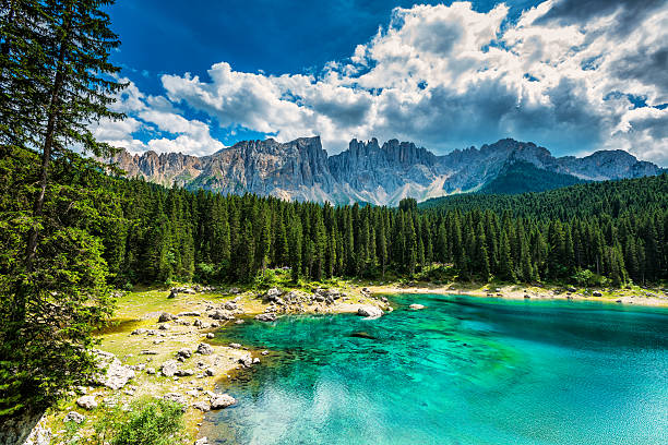lago di carezza- karersee, trentino-alto adige, italia - lago de carezza fotografías e imágenes de stock