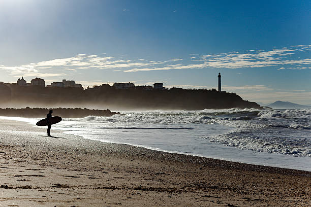 surfer-silhouette mit blick auf das meer - baskenland stock-fotos und bilder