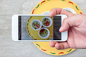 foto-von-obst-erdbeeren-und-kiwi-gelee-dessert-per-smartphone.jpg?b=1&s=170x170&k=20&c=_rK1CbFM-6Md0LqJkiJRlfd4C5EraNuZJrhaia2L28Q=