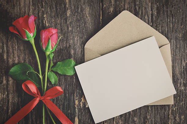 vuoto bianco carta di auguri con rosa rossa - greeting card envelope letter pink foto e immagini stock