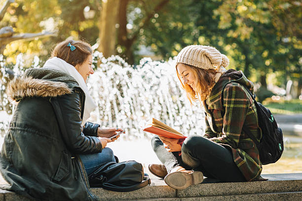 étudiants dans le parc - fall semester photos et images de collection