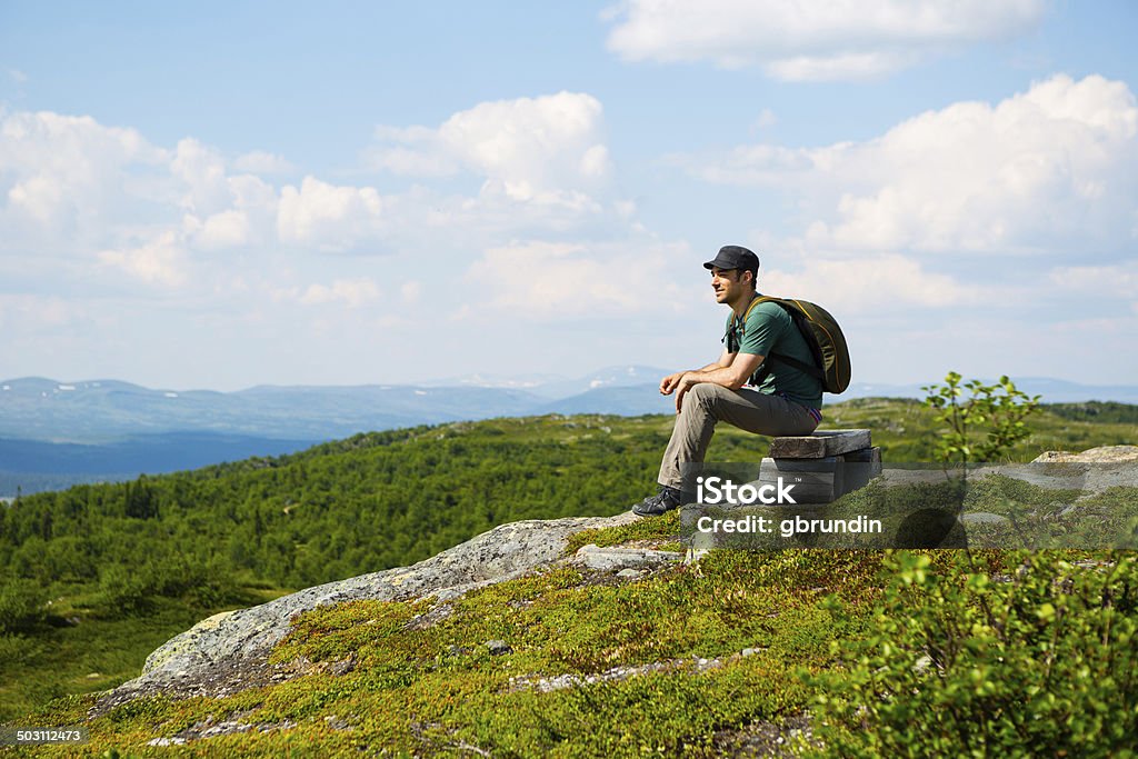 외로운 남자 앉아 마운틴 톱 - 로열티 프리 하이킹 스톡 사진