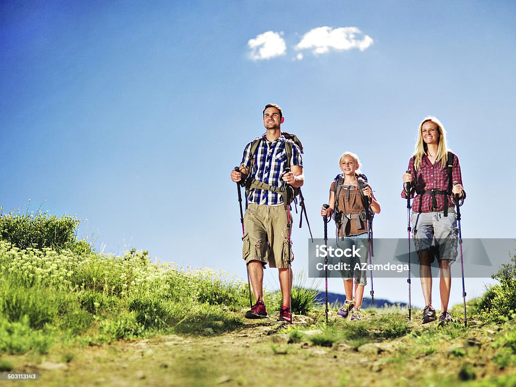 Famille de randonnée - Photo de Chaîne de montagnes libre de droits