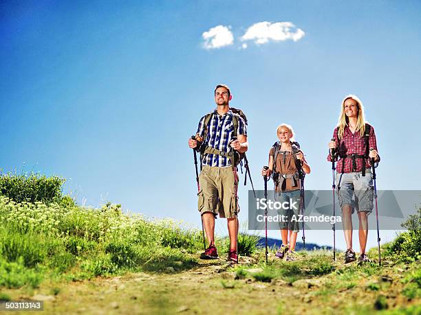 Photo libre de droit de Famille De Randonnée banque d'images et plus d'images libres de droit de Chaîne de montagnes - Chaîne de montagnes, Famille, Montagne