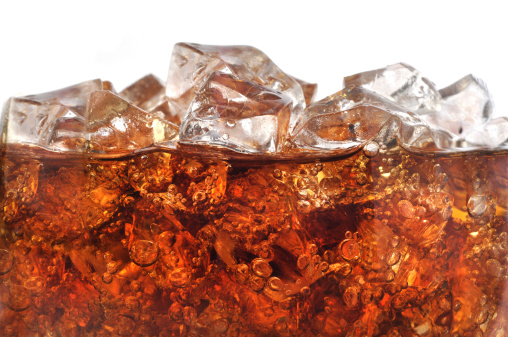 Detalle de frío Bubbly carbonatada una bebida sin alcohol con hielo photo