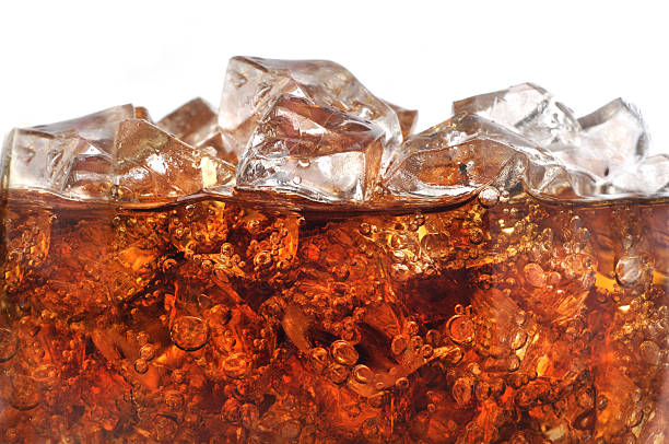 detalle de frío bubbly carbonatada una bebida sin alcohol con hielo - coke fotografías e imágenes de stock