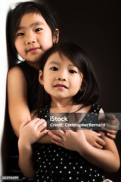여자아이 안기 자신의 어린 자매 2명에 대한 스톡 사진 및 기타 이미지 - 2명, 6-7 살, 8-9 살