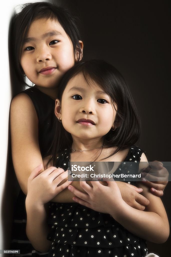 Dziewczyna, obejmując jej młodsza siostra. - Zbiór zdjęć royalty-free (6-7 lat)