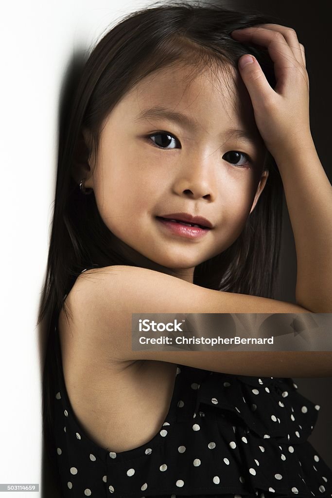 Ragazza asiatica appoggiato sulla parete. - Foto stock royalty-free di 6-7 anni