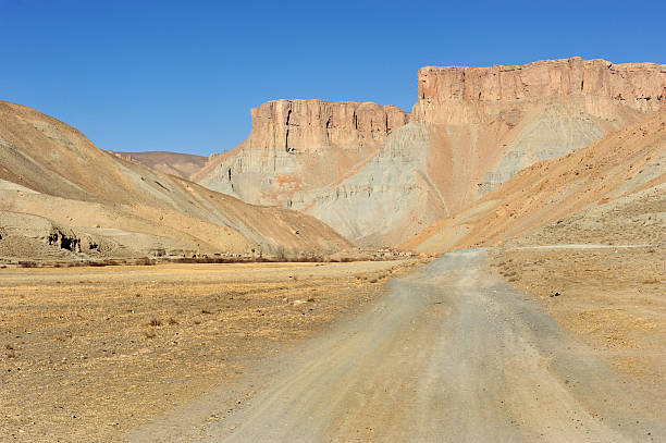 Afganistán desert suciedad road hasta village - foto de stock
