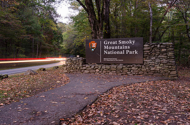 montañas great smoky con luces de coche de señal de entrada - great smoky mountains great smoky mountains national park leaf autumn fotografías e imágenes de stock