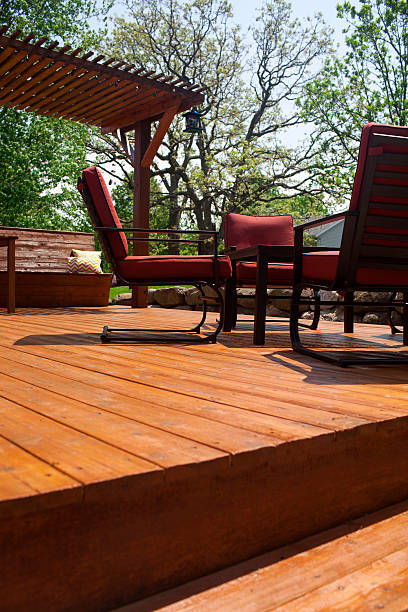 deck de madera - wood deck wood stain paint fotografías e imágenes de stock