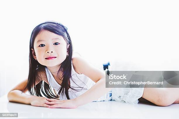 Kleines Mädchen Entspannend Auf Etage Stockfoto und mehr Bilder von 6-7 Jahre - 6-7 Jahre, Abgeschiedenheit, Asiatischer und Indischer Abstammung