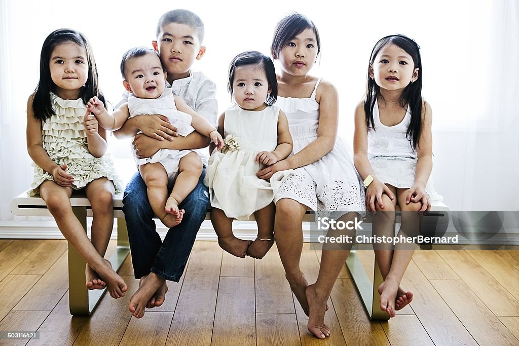 Kinder sitzen auf einer Bank. - Lizenzfrei Blick in die Kamera Stock-Foto