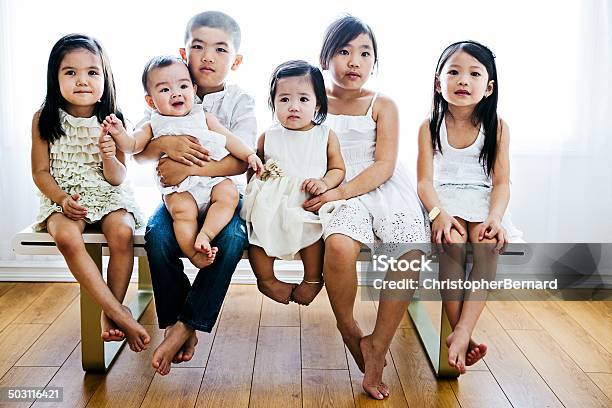 Kinder Sitzen Auf Einer Bank Stockfoto und mehr Bilder von Blick in die Kamera - Blick in die Kamera, Familie, Vietnamesischer Abstammung