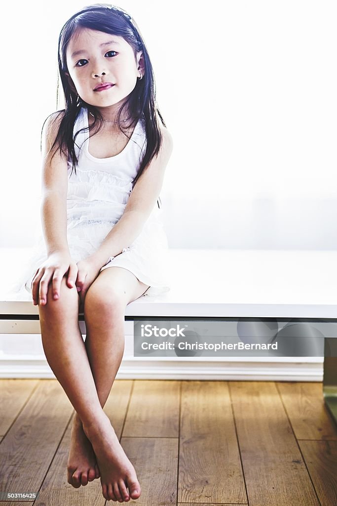 Niña sentada en el banco. - Foto de stock de 6-7 años libre de derechos