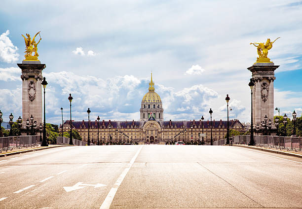 파리 퐁 알레샨드리 iii et les invalides - pont alexandre iii 뉴스 사진 이미지