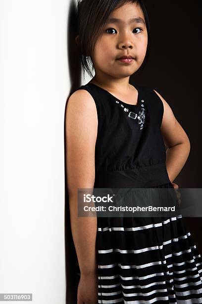 Foto de Menina Asiática Leaning Na Parede e mais fotos de stock de 6-7 Anos - 6-7 Anos, Asiático e indiano, Autoconfiança