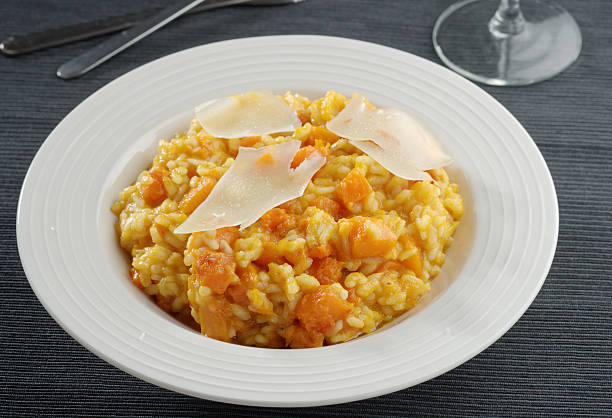 calabaza risotto con queso parmesano - yellow cheese thin portion fotografías e imágenes de stock