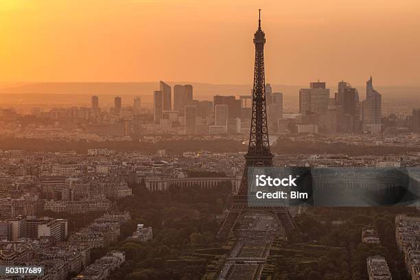 Atardecer De La Torre Eiffel París Francia Foto de stock y más banco de imágenes de Acero - Acero, Aire libre, Alto - Descripción física