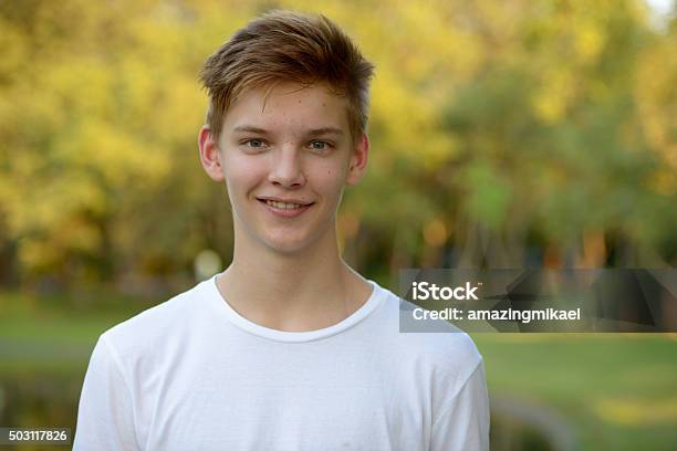 Photo libre de droit de Garçon Adolescent Souriant À Lextérieur Dans Le Parc banque d'images et plus d'images libres de droit de Jeunes garçons