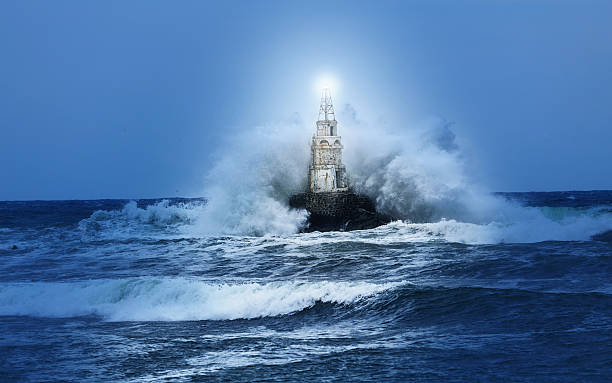 farol e storm - lighthouse storm sea panoramic - fotografias e filmes do acervo