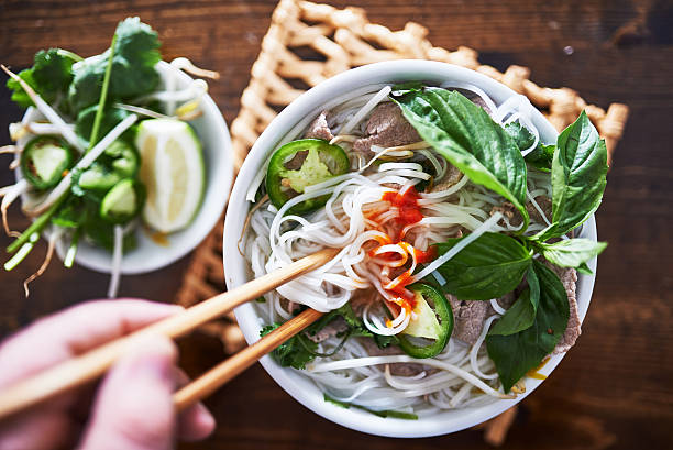 pho vietnamita con salsa picante sriracha fotografía de arriba - comida asiática fotografías e imágenes de stock