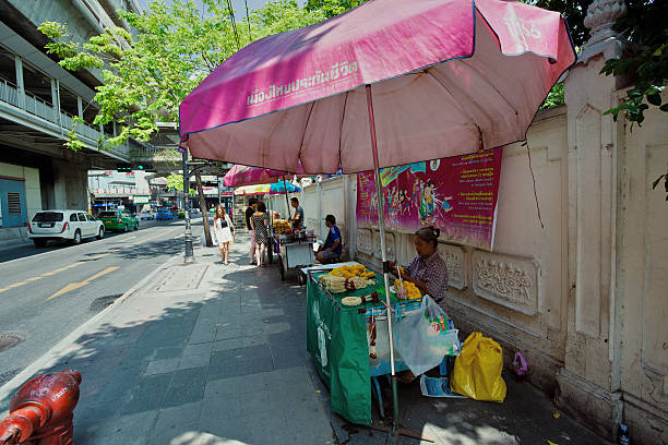 vendeurs de rue - parasol umbrella asian ethnicity asian culture photos et images de collection