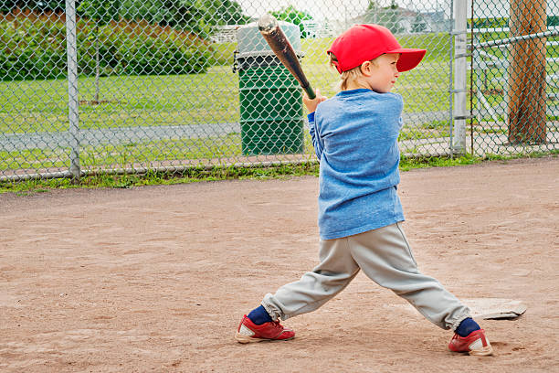 fajny mały chłopiec gotowy, żeby grać w baseball. - baseball cap cap green red zdjęcia i obrazy z banku zdjęć