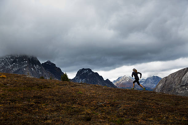 rocky mountain corredor menina - running jogging mountain footpath imagens e fotografias de stock